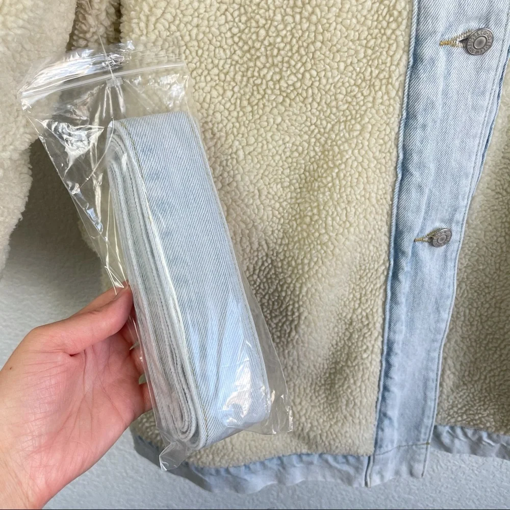 NWT Levi’s Reversible Faux Sherpa Denim Trucker Coat Size Medium - Picture 8 of 12